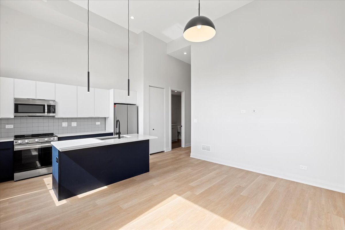 1934 W North Avenue 302