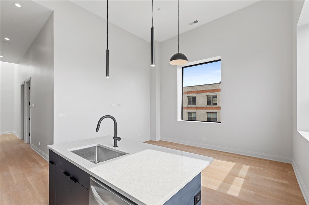 1934 W North Avenue 302