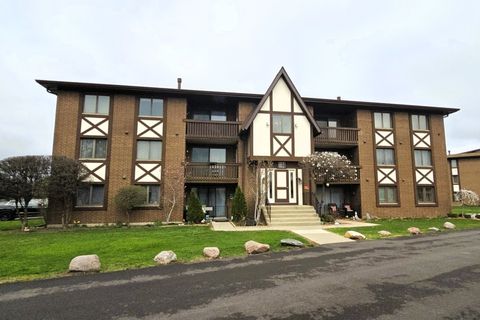 Tiny photo for 10561 Palos Place #1D, Palos Hills, IL 60465 (MLS # 12608982)
