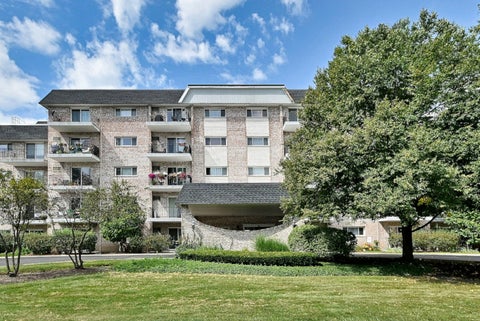 Photo of 1000 S Lorraine Road #212, Wheaton, IL 60189 (MLS # 12769575)