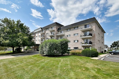 Tiny photo for 1000 S Lorraine Road #212, Wheaton, IL 60189 (MLS # 12769575)