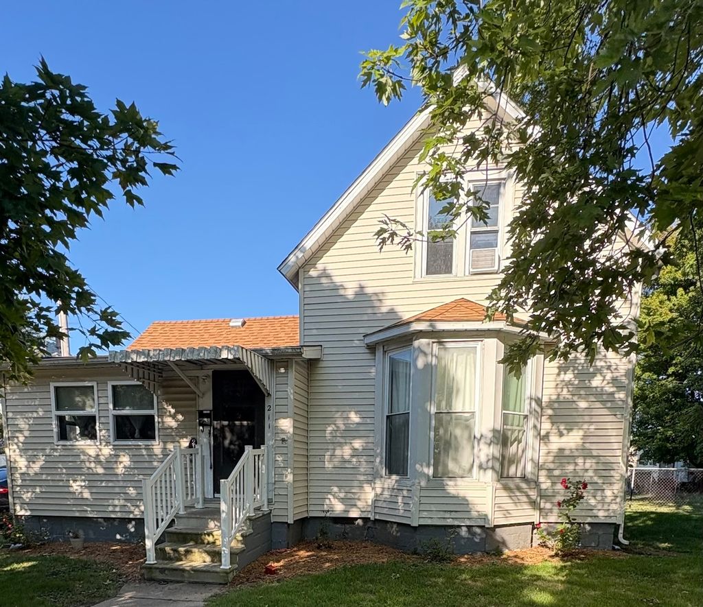 Photo for 211 N Lott Boulevard, Gibson City, IL 60936 (MLS # 12467910)