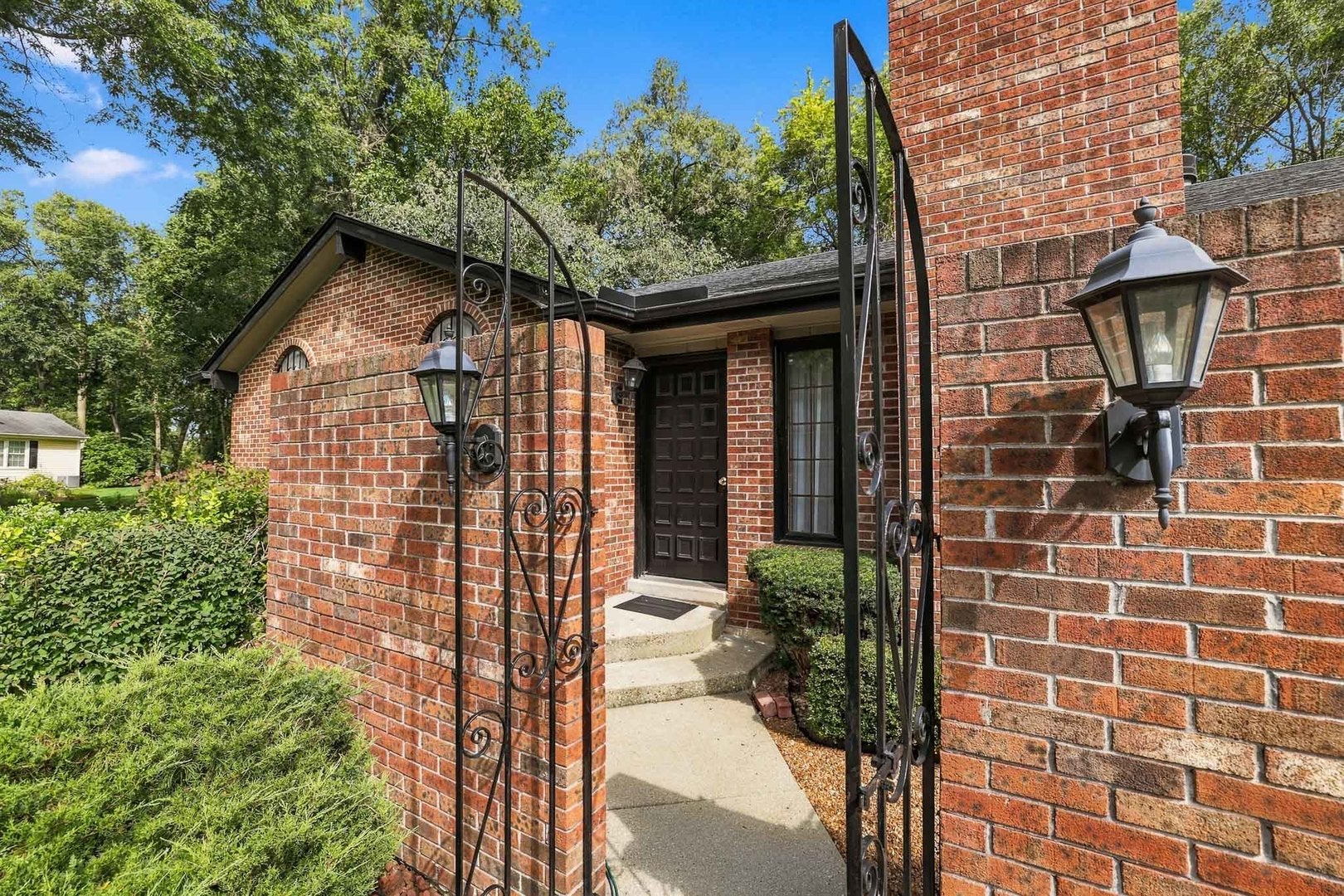 806 Roberts Road