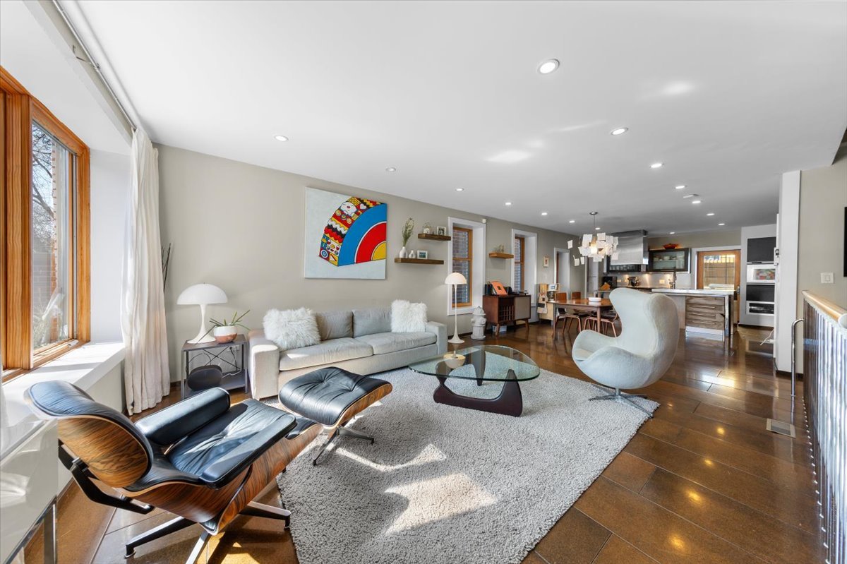 2334 W Medill Avenue