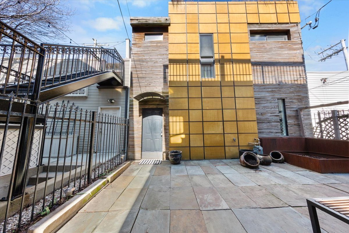 2334 W Medill Avenue