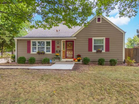 Tiny photo for 1114 Beechwood Avenue, Bloomington, IL 61701 (MLS # 12496849)