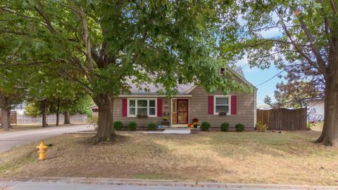Tiny photo for 1114 Beechwood Avenue, Bloomington, IL 61701 (MLS # 12496849)