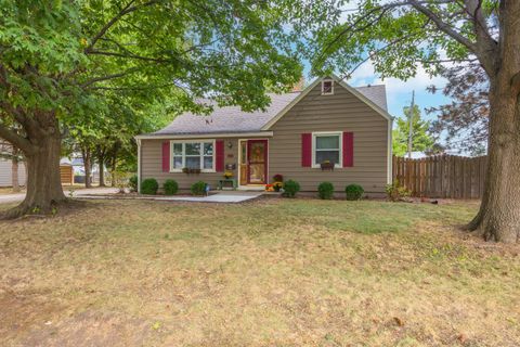 Tiny photo for 1114 Beechwood Avenue, Bloomington, IL 61701 (MLS # 12496849)