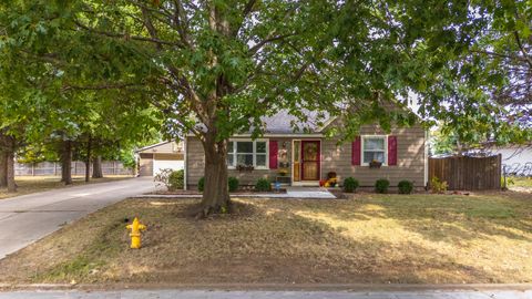 Tiny photo for 1114 Beechwood Avenue, Bloomington, IL 61701 (MLS # 12496849)