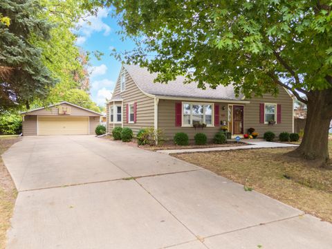 Tiny photo for 1114 Beechwood Avenue, Bloomington, IL 61701 (MLS # 12496849)