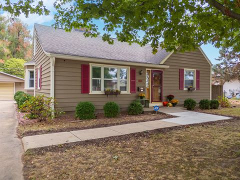 Tiny photo for 1114 Beechwood Avenue, Bloomington, IL 61701 (MLS # 12496849)