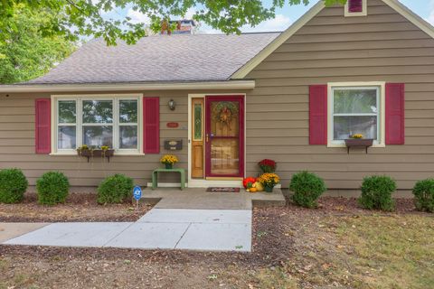 Tiny photo for 1114 Beechwood Avenue, Bloomington, IL 61701 (MLS # 12496849)