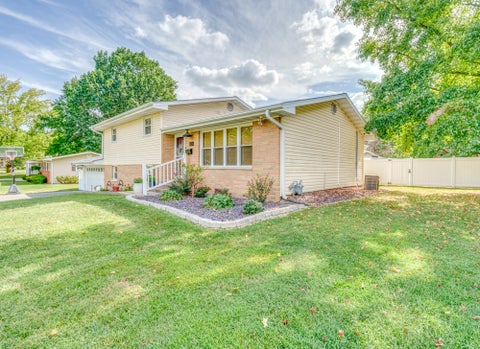 Tiny photo for 813 Apricot Avenue, Mt Vernon, IL 62864 (MLS # 12759061)
