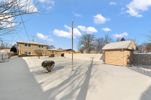 Tiny photo for 9745 S 81st Avenue, Palos Hills, IL 60465 (MLS # 12550477)