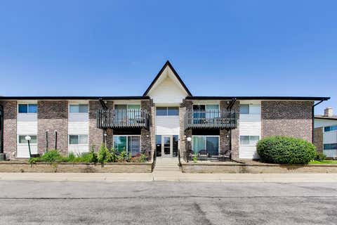 Photo of 23A Kingery Quarter #102, Willowbrook, IL 60527 (MLS # 12741525)