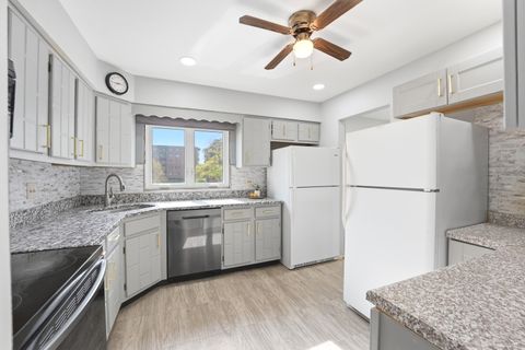 Tiny photo for 9331 Landings Lane #204, Des Plaines, IL 60016 (MLS # 12688654)