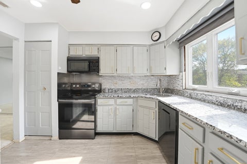 Tiny photo for 9331 Landings Lane #204, Des Plaines, IL 60016 (MLS # 12688654)