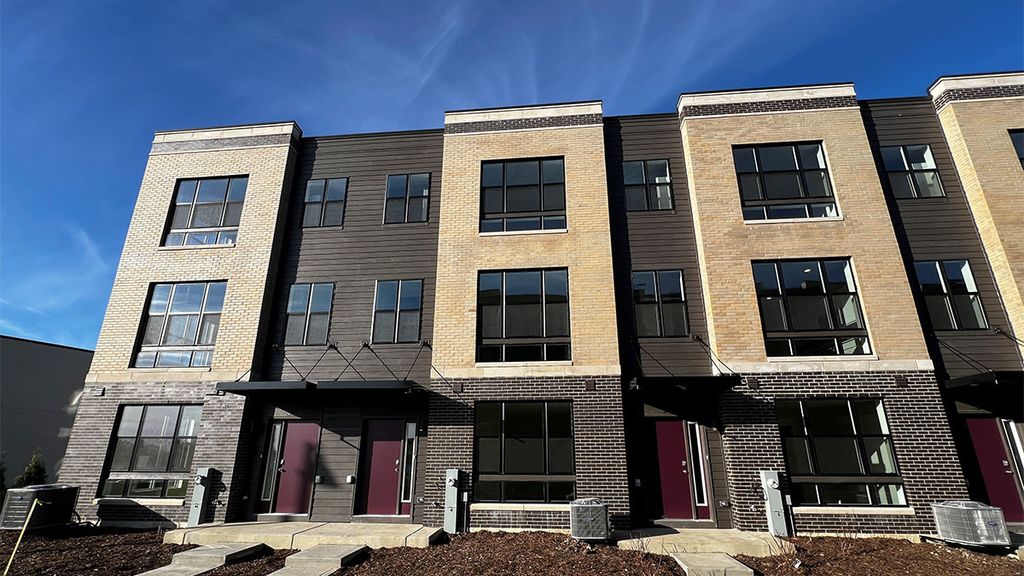 Photo for 387 Summit Circle, Lombard, IL 60148 (MLS # 12484554)