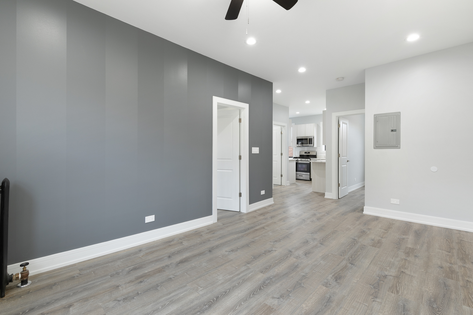 7624 N Eastlake Terrace 3W