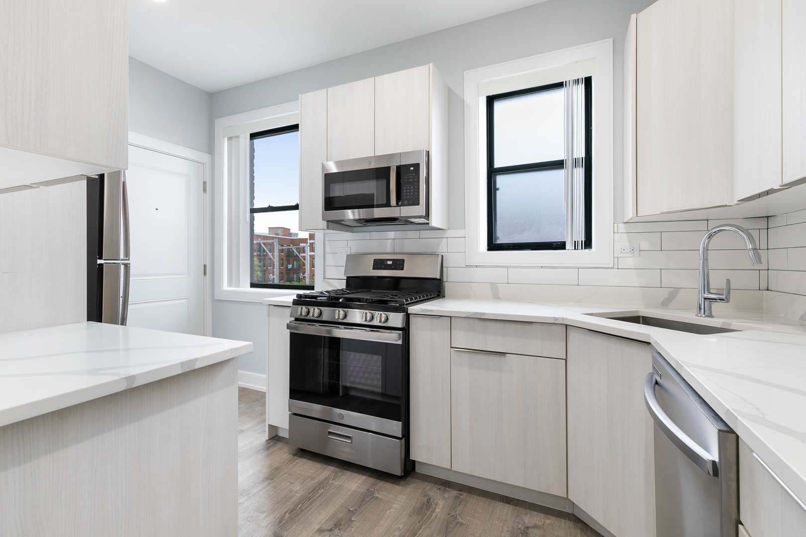 7624 N Eastlake Terrace 3W