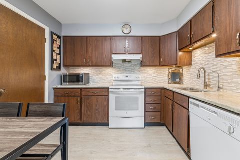 Tiny photo for 611 W Central Road #A4, Mount Prospect, IL 60056 (MLS # 12604680)