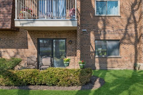 Tiny photo for 611 W Central Road #A4, Mount Prospect, IL 60056 (MLS # 12604680)