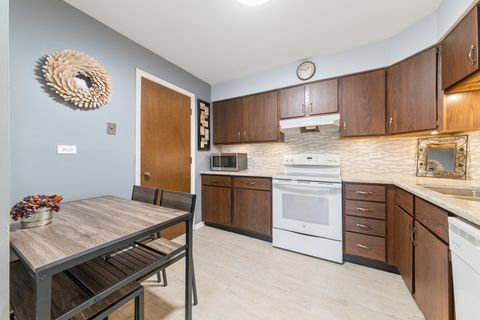 Tiny photo for 611 W Central Road #A4, Mount Prospect, IL 60056 (MLS # 12604680)