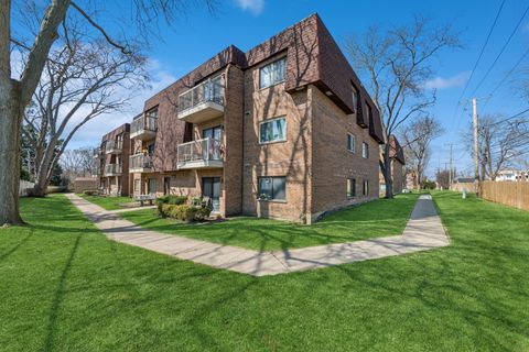 Tiny photo for 611 W Central Road #A4, Mount Prospect, IL 60056 (MLS # 12604680)