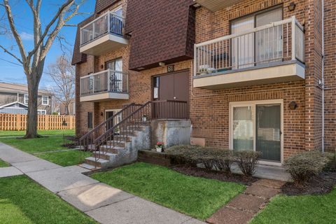 Tiny photo for 611 W Central Road #A4, Mount Prospect, IL 60056 (MLS # 12604680)