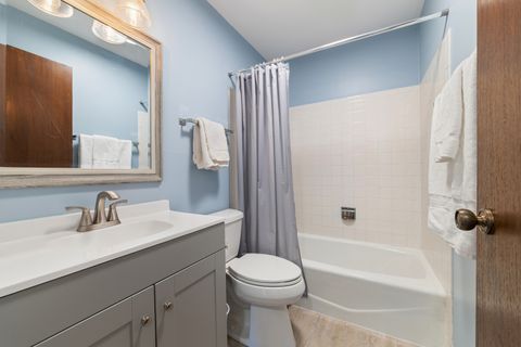 Tiny photo for 611 W Central Road #A4, Mount Prospect, IL 60056 (MLS # 12604680)