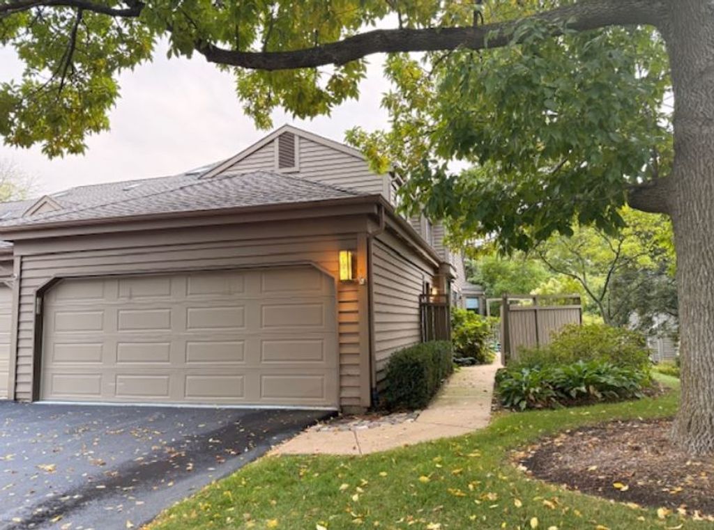 Photo for 728 Golf Lane, Lake Barrington, IL 60010 (MLS # 12430593)