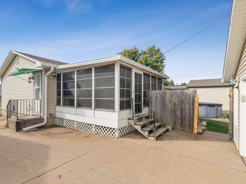 Tiny photo for 1724 W 69th St Street, Davenport, IA 52806 (MLS # 100000319)