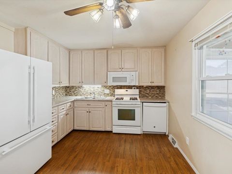 Tiny photo for 1724 W 69th St Street, Davenport, IA 52806 (MLS # 100000319)