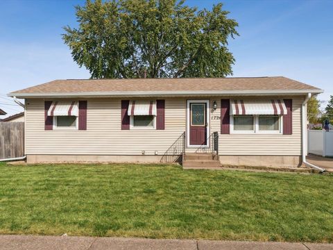 Photo of 1724 W 69th St Street, Davenport, IA 52806 (MLS # 100000319)