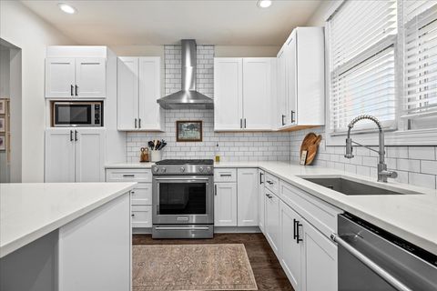 Tiny photo for 1960 N Seminary Avenue #B, Chicago, IL 60614 (MLS # 12554417)