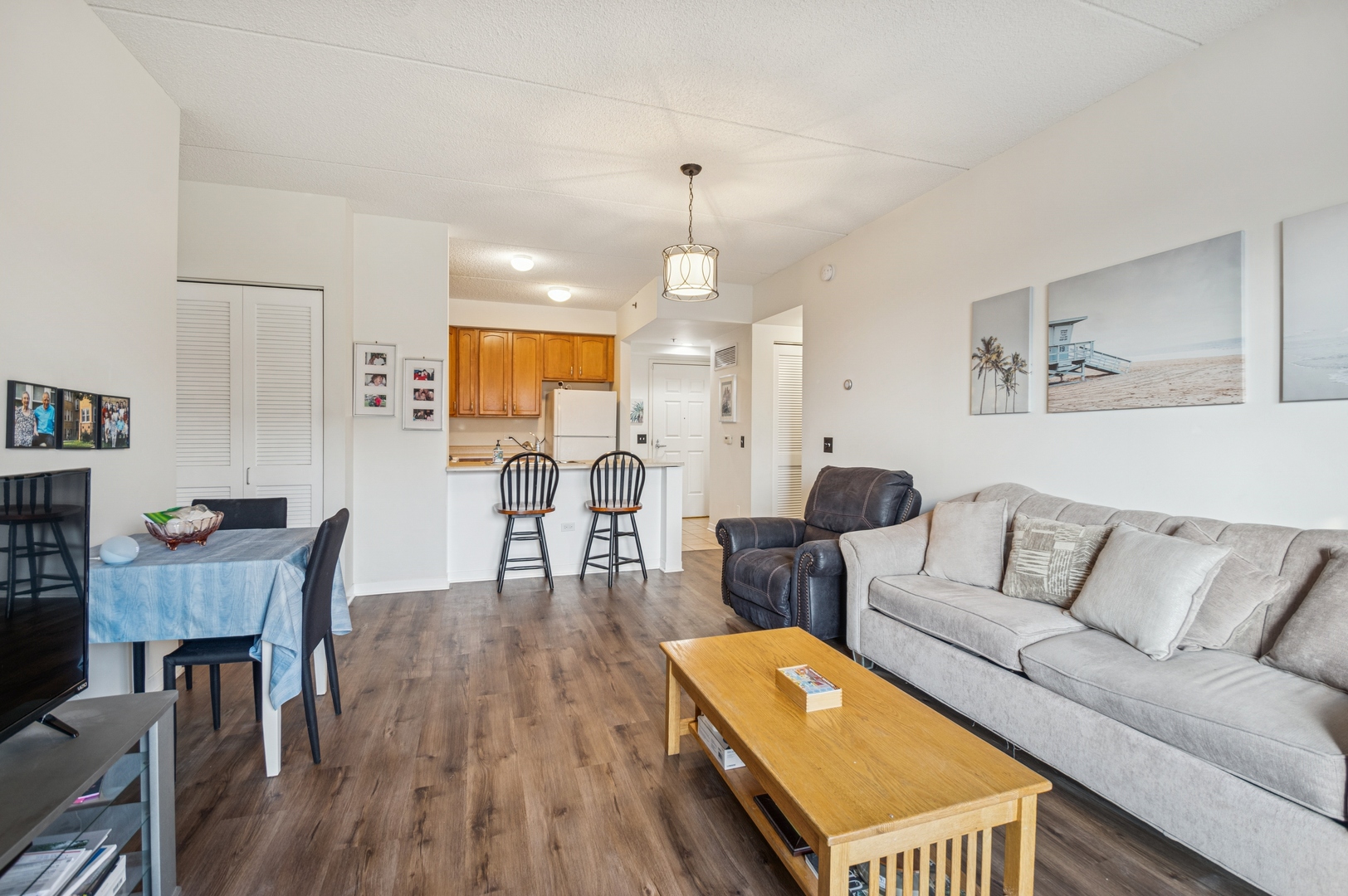 2335 W Belle Plaine Avenue 211