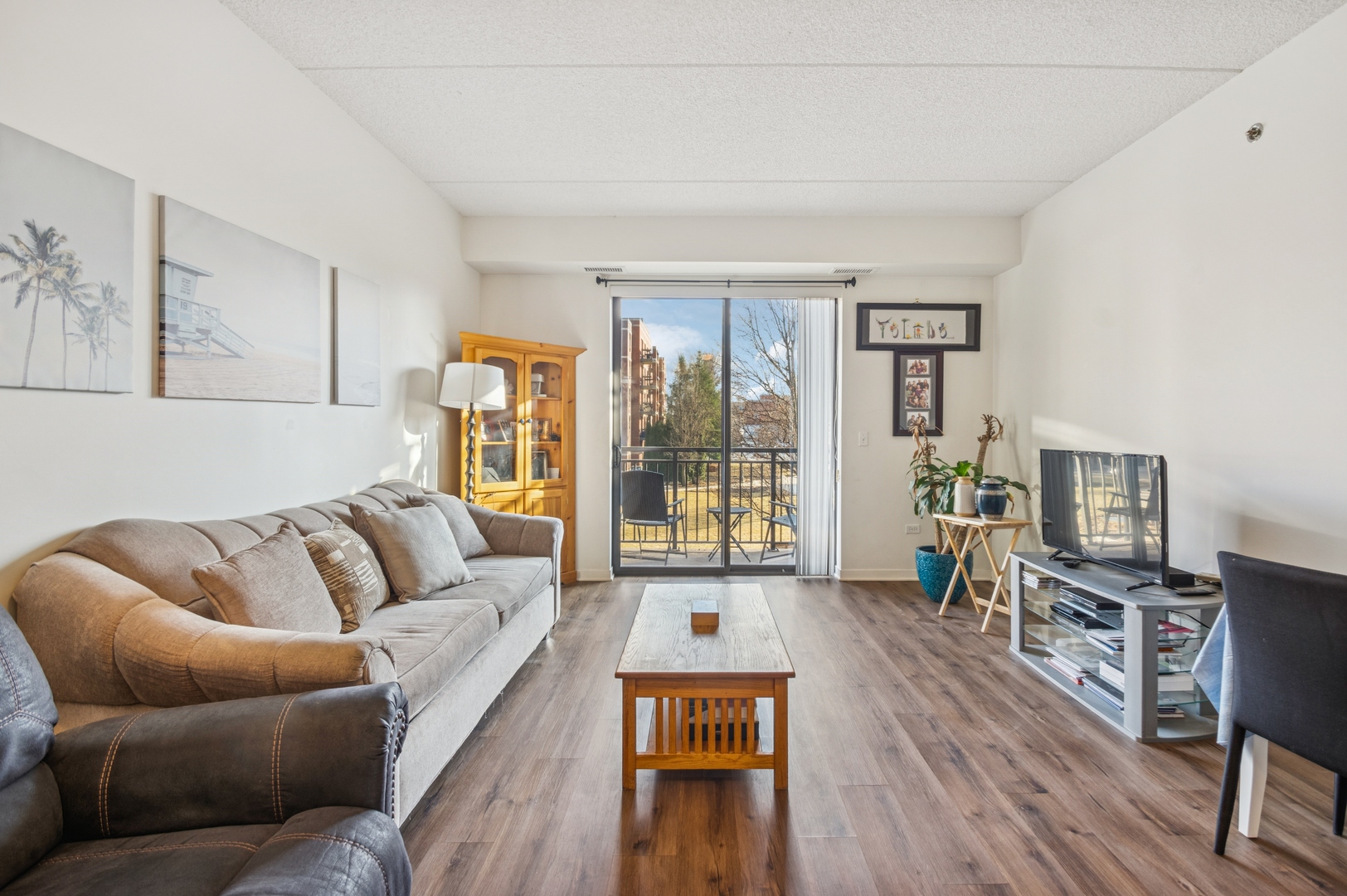 2335 W Belle Plaine Avenue 211