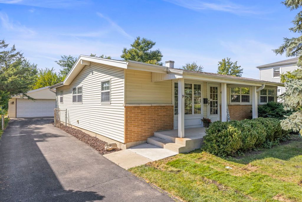 Photo for 490 N Chatham Avenue, Villa Park, IL 60181 (MLS # 12472979)