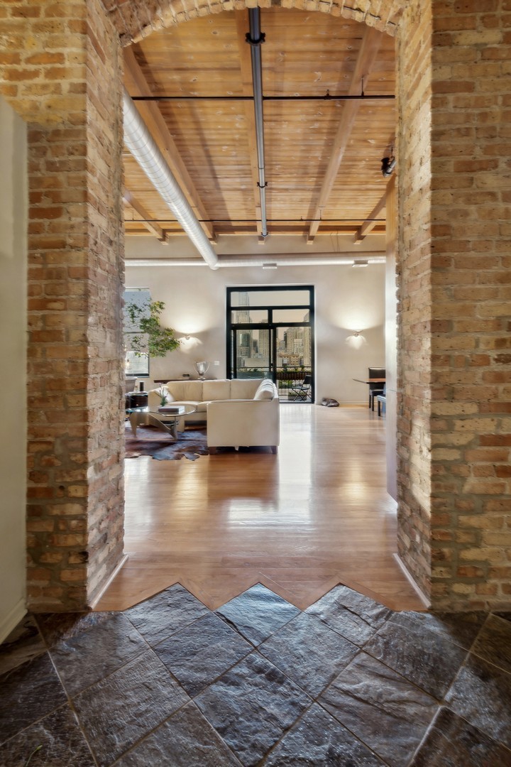 525 W Superior Street 626