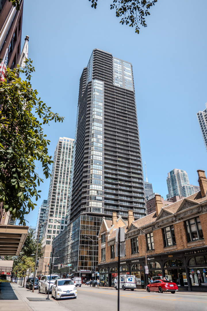 10 E ONTARIO Street 1208