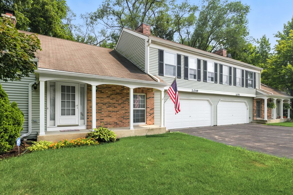 Photo for 2S749 Grove Lane, Warrenville, IL 60555 (MLS # 12447308)