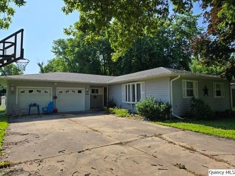 Tiny photo for 705 S Washington, Carthage, IL 62321 (MLS # 12445209)