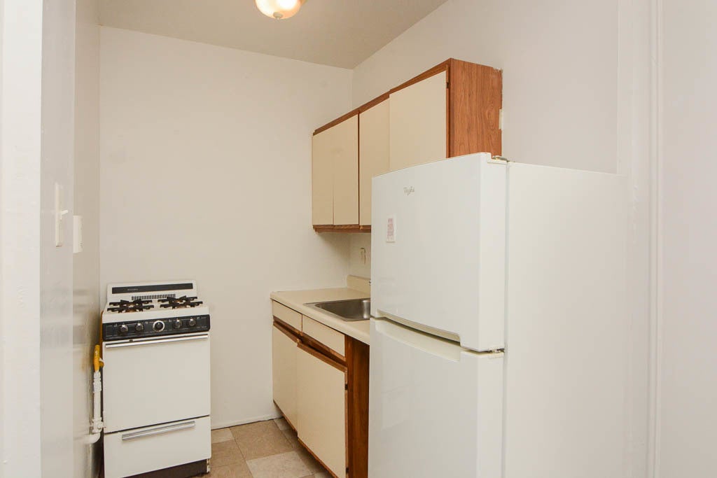 4060 N KENMORE Avenue 208
