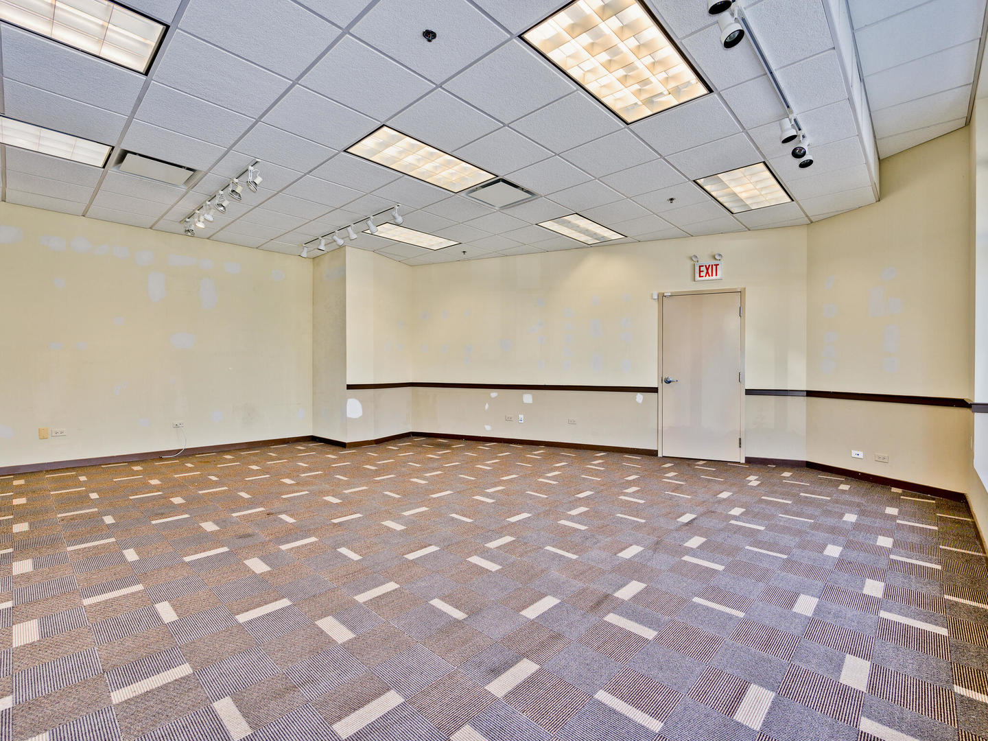 5582 N Lincoln Avenue C2