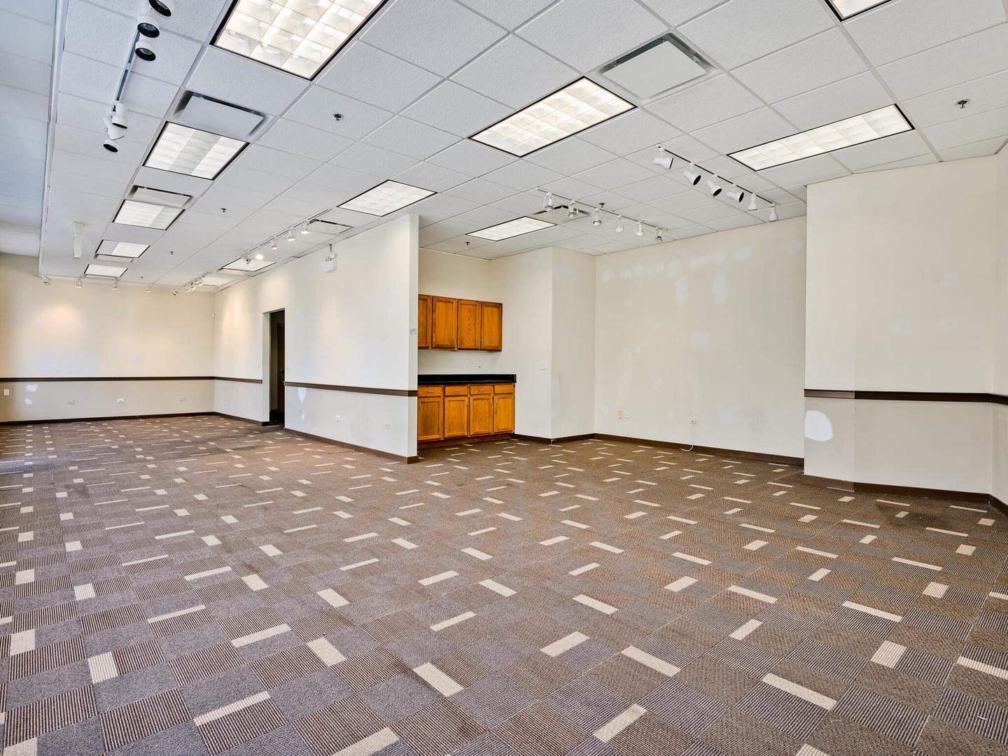 5582 N Lincoln Avenue C2