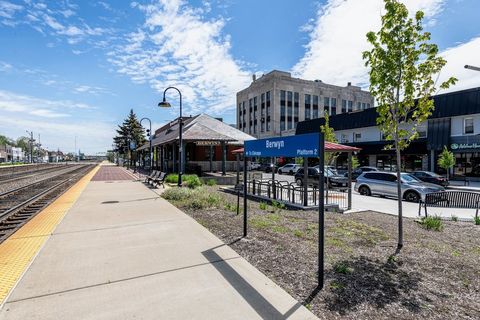 Tiny photo for 3302 Kenilworth Avenue #404, Berwyn, IL 60402 (MLS # 12531379)