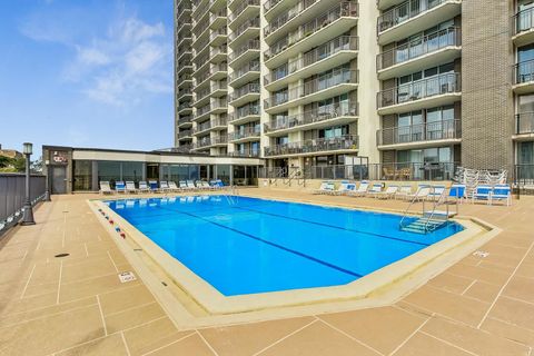 Tiny photo for 6007 N SHERIDAN Road #12B, Chicago, IL 60660 (MLS # 12511005)