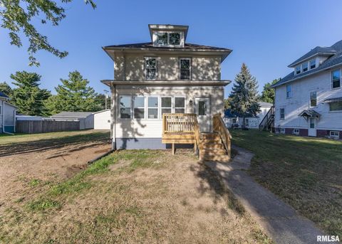 Photo of 924 N 3RD Street, Clinton, IA 52732 (MLS # QC4267861)