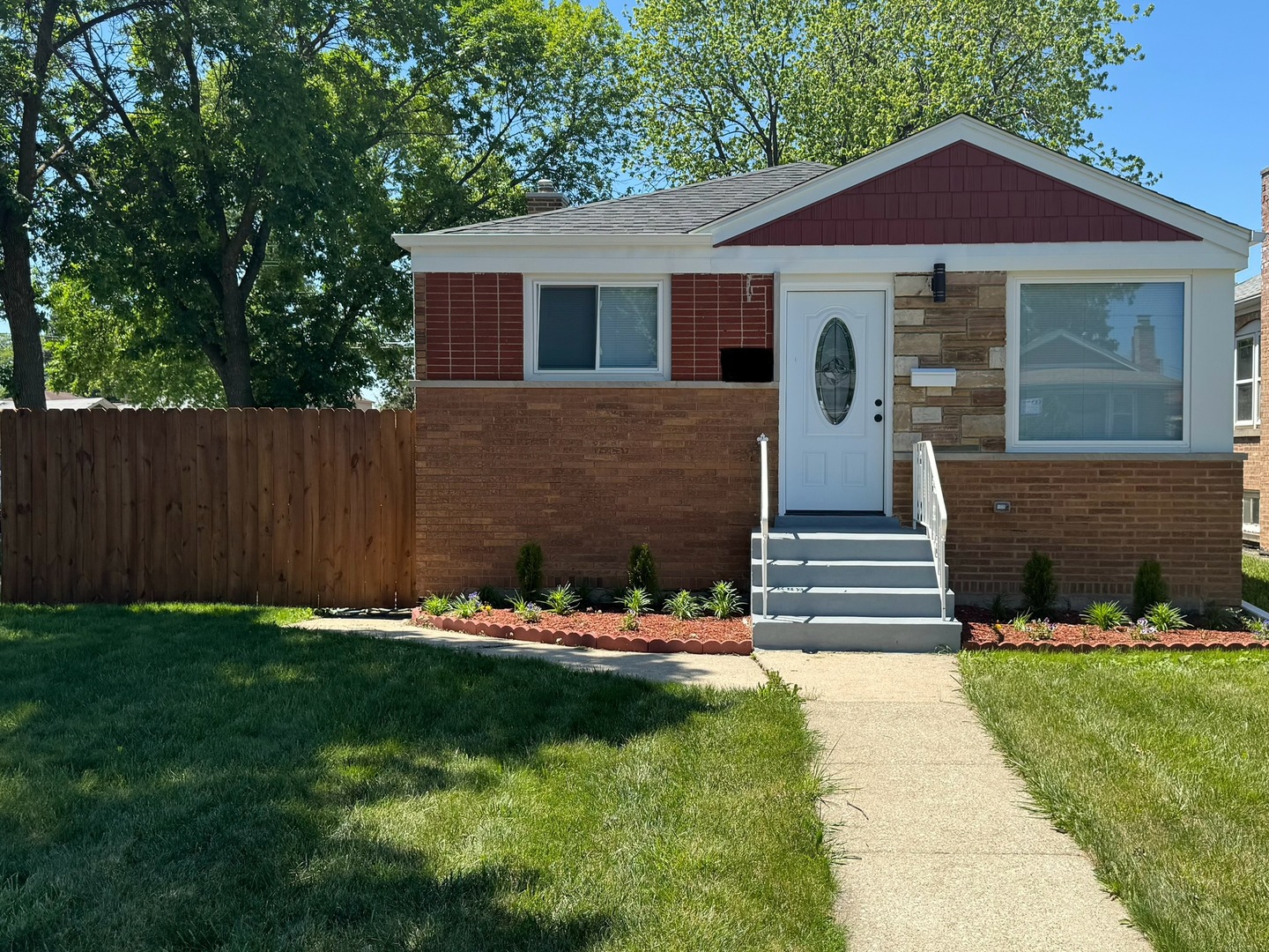 View Chicago, IL 60652 house