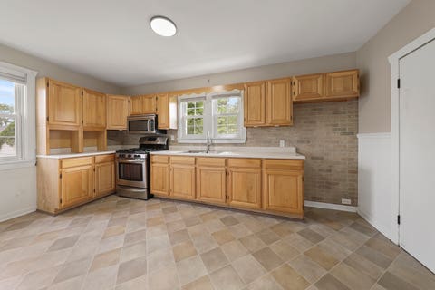 Tiny photo for 1012 1/2 W Lafayette Street, Ottawa, IL 61350 (MLS # 12703970)